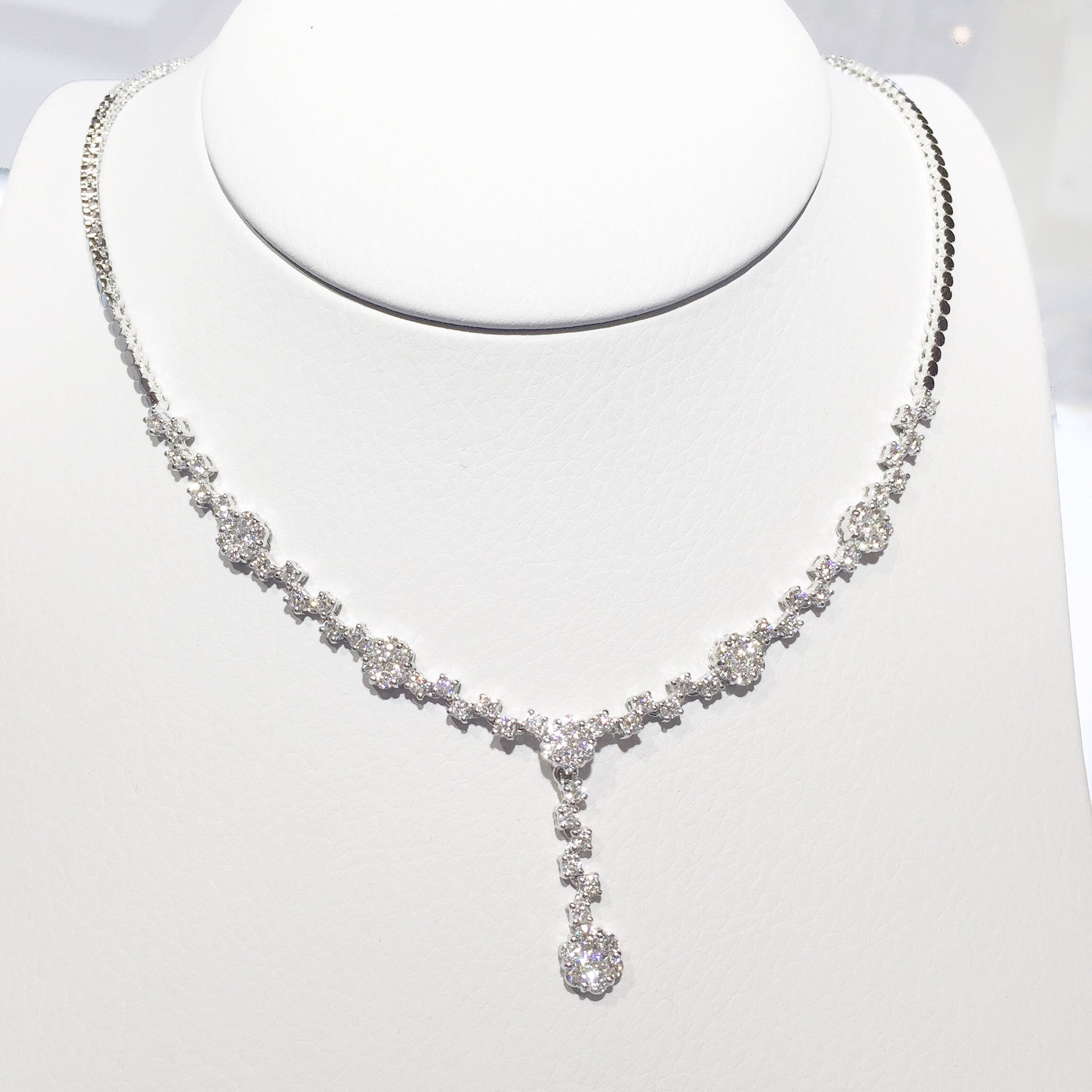 Flower top diamond necklace