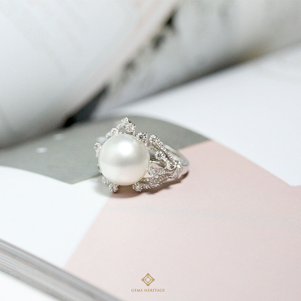 Pearl ring with diamond pollens