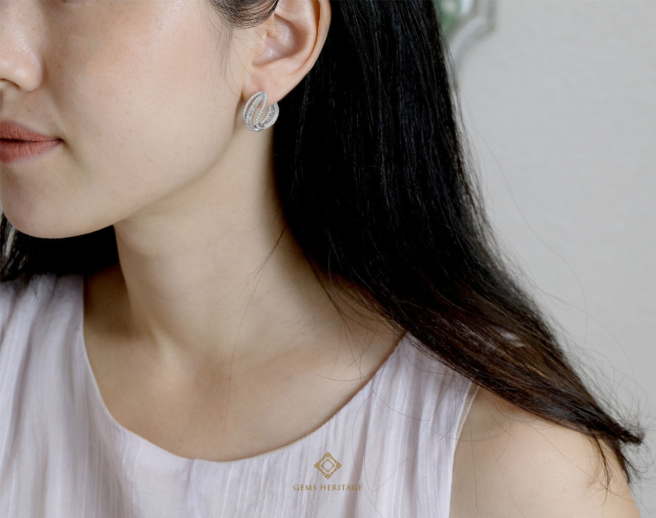Baguette line fan shape diamond earring